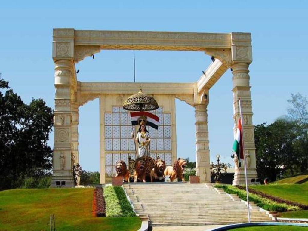 Aamby Valley City Lonavala Exterior foto The statue of King Hussein