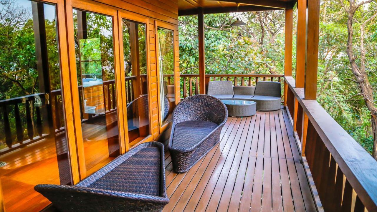 Aamby Valley City Lonavala Exterior foto A balcony