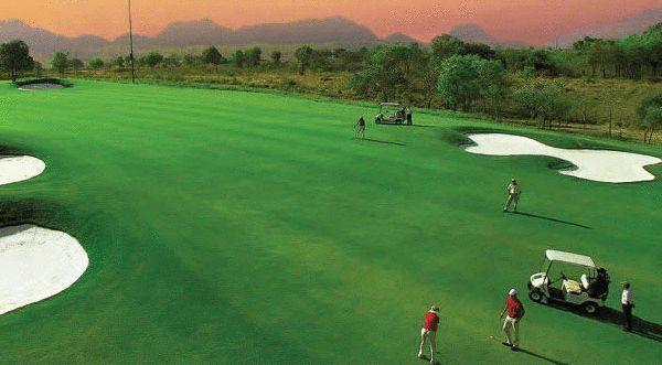 Aamby Valley City Lonavala Exterior foto Golf Course at the DLF City