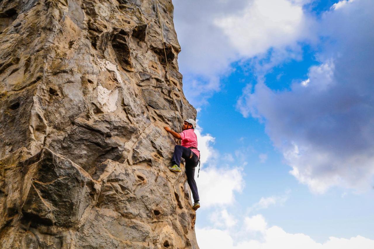 Aamby Valley City Lonavala Exterior foto Rock climbing in the Sierra de Guadarrama