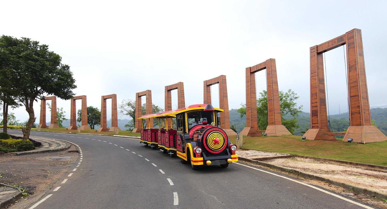 Aamby Valley City Lonavala Exterior foto The train at the park